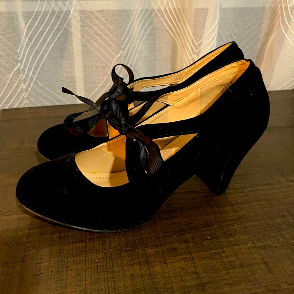 Cute ribbon-tied velvet retro heels